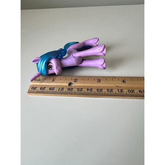 My Little Pony Izzy Moonbow and Sunny Starscout Pose-able Toy Figures 2021 - Picture 9 of 12